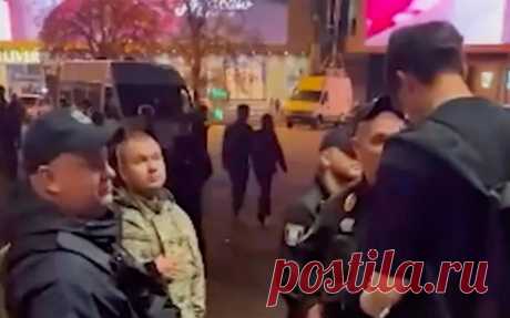В Киеве устроили облаву на концерте «Океана Эльзы». Видео. Вечером 11 октября сотрудники территориального центра комплектования (ТЦК, аналог военкомата на Украине) приехали ко Дворцу спорта в Киеве, где проходил концерт музыкальной группы «Океан Эльзы».
