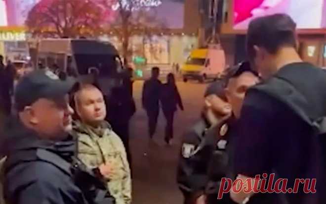 В Киеве устроили облаву на концерте «Океана Эльзы». Видео. Вечером 11 октября сотрудники территориального центра комплектования (ТЦК, аналог военкомата на Украине) приехали ко Дворцу спорта в Киеве, где проходил концерт музыкальной группы «Океан Эльзы».