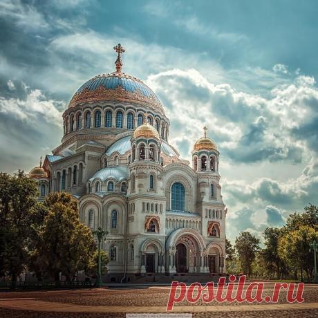 Морской собор святителя Николая Чудотворца в Кронштадте. Дух захватывает от такой божественной красоты!
(10 фото)