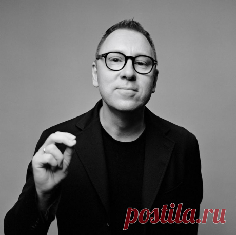 Поэт Алексей Прохоров заставил говорить о себе в новом ключе, представив свой шестой сборник «Монологи чувств и вещей» на вечере в библиотеке Добролюбова; концепция презентации «удиви самого себя» полностью оправдалась – автор смело шагнул на территорию футуризма, показав неожиданные грани своего таланта.