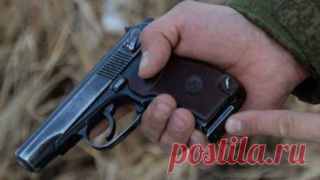 Жителя Макеевки задержали с нелегальным оружием. Жителя Донецкой народной республики задержали за незаконное хранение оружия, боеприпасов и взрывчатых веществ. Об этом сообщает РИА Новости со ссылкой на УФСБ по ДНР. &quot;В ходе проведения оперативных мероприятий по месту жительства ...