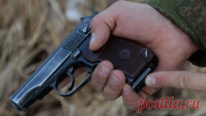 Жителя Макеевки задержали с нелегальным оружием. Жителя Донецкой народной республики задержали за незаконное хранение оружия, боеприпасов и взрывчатых веществ. Об этом сообщает РИА Новости со ссылкой на УФСБ по ДНР. "В ходе проведения оперативных мероприятий по месту жительства ...