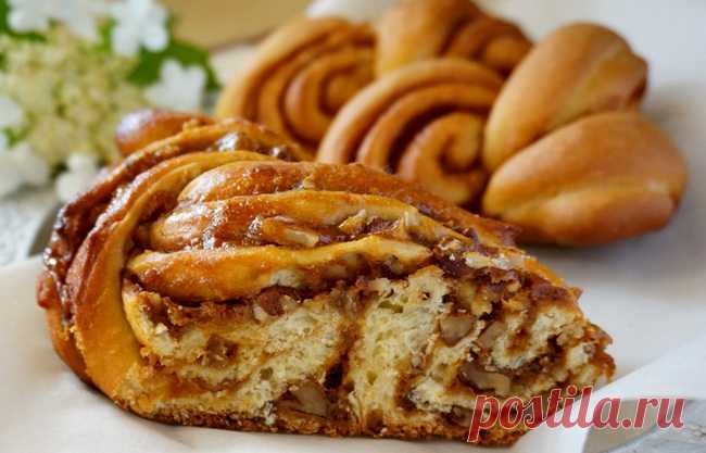 Штрицель с грецкими орехами и варёной сгущёнкой.
