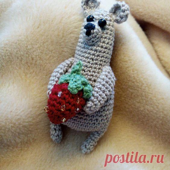 Брошь вязаная " Мишутка".