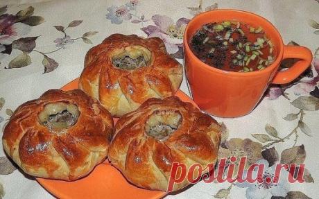 ВКУСНЕЙШИЙ и НЕЖНЕЙШИЙ "Вак балиш" 
Вам потребуется:
Мука - 700 гр.,
Масло сливочное - 250 гр.,
Кефир - 500 мл.,
Сода чайная - 1 ч.л.,
Соль - 1 ч.л.
Начинка:
Говядина (мякоть) - 0,5 кг.,
Картофель (средний) - 7 шт.,
Лук репчатый - 3 шт.,
Соль, перец черный молотый - по вкусу
Для бульона:
Вода - 300 мл.,
Масло сливочное - 50 гр.
Соль - 1/3 ч.л.
Для смазывания пирогов - 1 яйцо.
Как готовить:
1. В чашку всыпать 700 гр. муки. Натереть(туда же) на тёрке холодное сливочное масло. Масло перетереть с му