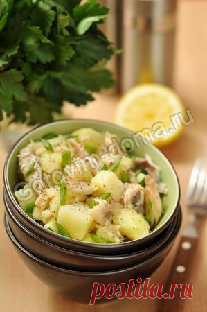 Картофельный салат с копченой скумбрией и яблоком Сытный салатик для постящихся. Вкус "раскрывается" только после того, как салат хорошо настоится.