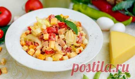 Салат с помидорами, курицей и сухариками - Лайфхакер