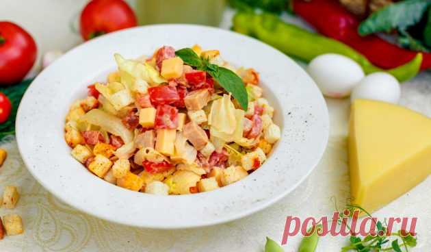 Салат с помидорами, курицей и сухариками - Лайфхакер