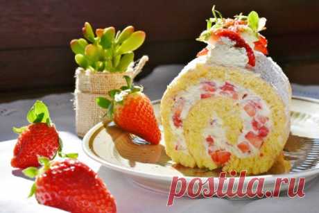 Бисквитный рулет с клубникой и сливками, рецепт с фото — Вкусо.ру