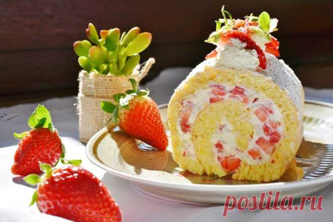 Бисквитный рулет с клубникой и сливками, рецепт с фото — Вкусо.ру