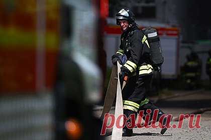 На российском заводе по производству боеприпасов произошел взрыв. На заводе по производству боеприпасов в Пермском крае произошел взрыв. ЧП случилось на заводе «Урал» в Соликамске. По предвариетльным данным, все произошло в цехе по производству пороха. В момент взрыва в здании находились шесть человек. МЧС по Пермскому краю сообщает, что предприятие продолжает работать как обычно.