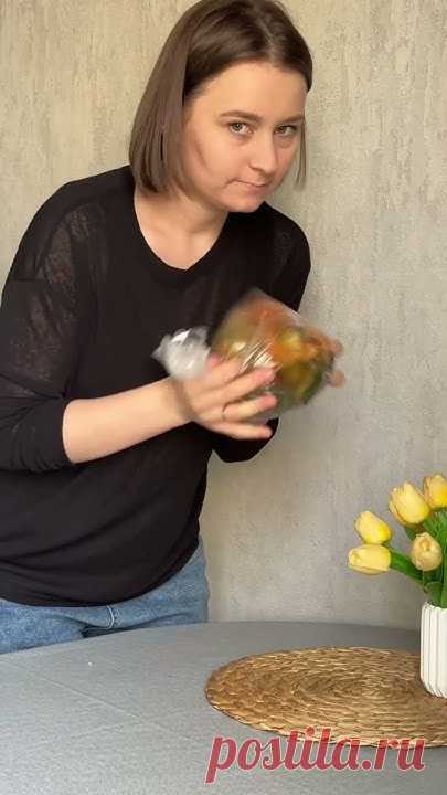 САЛАТ В ПАКЕТЕ 😳Ингредиенты:Огурец - 4 штМорковь - 1 шт Лук красный - 1/2 одной головки Чеснок - 1 зуб.Укроп - немного  Соевый соус - 1 ст.л.Масло раститель...