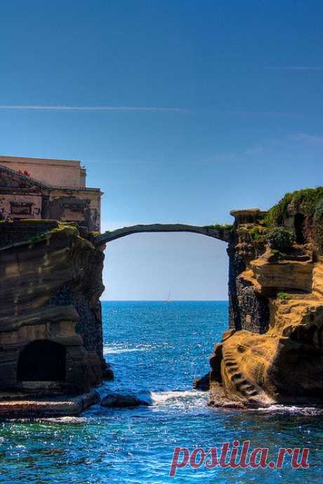 bonitavista:
“ Gaiola Bridge, Naples, Italy
photo via alikatz
”
Pp