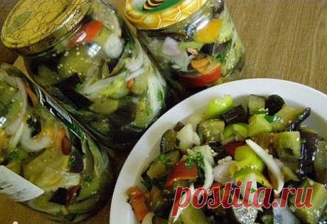 БАКЛАЖАНЫ " ВОСТОРГ"

Просто и вкусно! Делаю по несколько порций для зимы. К мясу очень хорошо. Похоже на корейские закуски.Хранить в холодильнике. 

Баклажанчики (примерно 2 кг) резать вдоль на четвертинки.Проварить 10 минут в подсоленном кипятке ( на 3 литра воды 6 стол. ложек соли). Отцедить и охладить. Потом порезать на кусочки. Залить заливкой, разложить в баночки и держать в холодильнике. Можно кушать через сутки, а можно и через полгода. 

Заливка. 
3 крупные лукови...