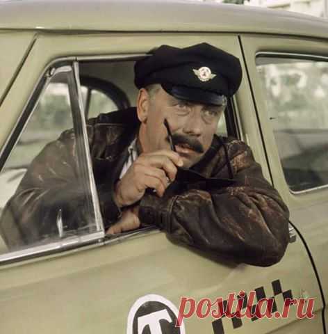 Facebook
31 октября 1922 года родился Анатолий Папанов
Анатолий Папанов сыграл в кино около 70 ролей, но все знали его как Лелика из «Бриллиантовой руки» и как Волка из «Ну, погоди!».
Почти 20 лет мультяшный Волк говорил голосом Папанова. Народный артист очень огорчался, когда мамы пугали им детей и показывали на него пальцем: «Смотри, вон Волк идет!». Папанов неоднократно говорил: «Этот Волк перегрыз всю мою биографию».