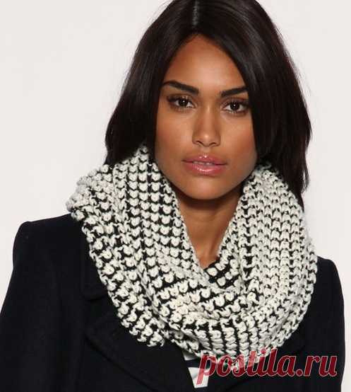 Двухцветный снуд спицами (узор)