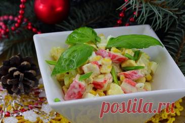 Салат «По-королевски» Ингредиенты:- крабовые палочки - 7шт- апельсин - 1шт- яйца - 4шт- чеснок - 1 зубчик- кукуруза консервированная - 100г- майонез - 100 - 150гПриготовление:1. Подготовить продукты. Крабовые палочки разморозить. Яйца сварить вкрутую.2. Яйца очистить и нарезать мелкими кубиками, крабовые...