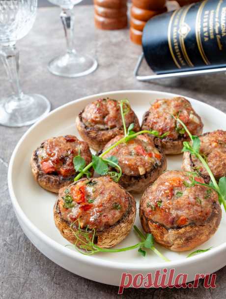 Фаршированные шампиньоны с мясом на Вкусном Блоге Это блюдо очень удобно для порционной подачи. Отдельные шляпки грибов с сытной пикантной начинкой можно заранее разложить по подогретым тарелкам и гарнировать свежими овощами или подать на большом общем блюде, позволив гостям самим положить грибы себе в тарелки. Апдейт рецепта от 11.08.2011. У шампиньонов удаляем ножки, шляпки смазываем оливковым маслом…