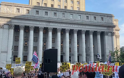 В Нью-Йорке продолжаются протесты против миграционной политики Трампа. На улицы города вышли несколько сотен человек