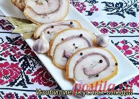 Рулет из сала

Если хотите порадовать любителей украинских деликатесов, то это отличный рецепт!

Ингредиенты на 6-8 порций:

Сало — 2 кг
Куриный окорочок — 1 шт.
Чеснок — 1 шт
Соль, перец — по вкусу

Приготовление:

1. Подготовьте сало. Срежьте лишний слой сала, оставьте около 1 см.
2. Срежьте мякоть с окорочка и положите на половину сала, поперчите, посолите.
3. Плотно скатайте рулет и перевяжите шпагатом. Плотно заверните рулет в целлофановый пакет. Опустите рулет в каст...