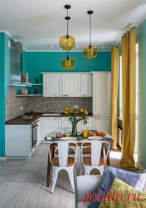 Жёлтые шторы, бирюзовые стены и мозаичный фартук. Как вам кажется, не перебор с яркими цветами?