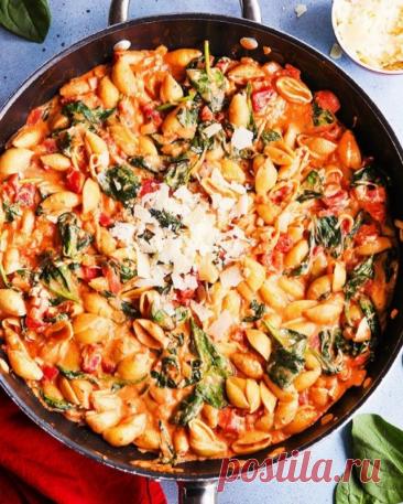 Паста с помидорами и шпинатом Ингредиенты:⠀Макароны — 450 гЛук репчатый, мелкий — 2 шт.Чеснок — 4 зубчикаОливковое масло — 2 ст. л.Кусочки томатов в собственном соку — 850 гСушёное орегано — 1 ч. л.Сушёный базилик — 1 ч. л.Хлопья красного перца (опционально) — 1...
