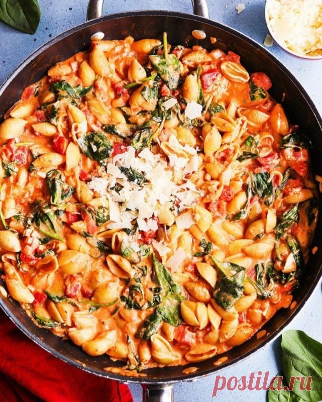 ​Паста с помидорами и шпинатом Ингредиенты:⠀Макароны — 450 гЛук репчатый, мелкий — 2 шт.Чеснок — 4 зубчикаОливковое масло — 2 ст. л.Кусочки томатов в собственном соку — 850 гСушёное орегано — 1 ч. л.Сушёный базилик — 1 ч. л.Хлопья красного перца (опционально) — 1...