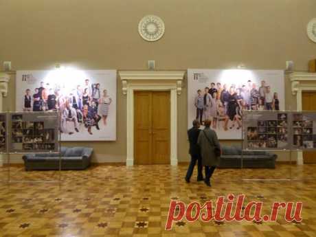 Новые фотографии актеров театра в фойе — NashTeatr.com