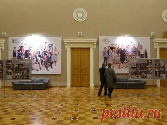 Новые фотографии актеров театра в фойе — NashTeatr.com