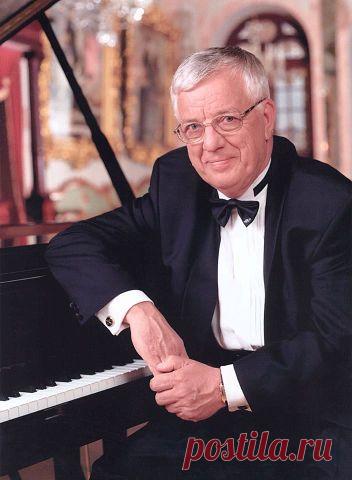 Паулса пригласили играть во взрослый джаз-бенд еще подростком. Собираясь на концерты, музыканты писали расписку отцу: «Взяли Ояра. Вернем утром»