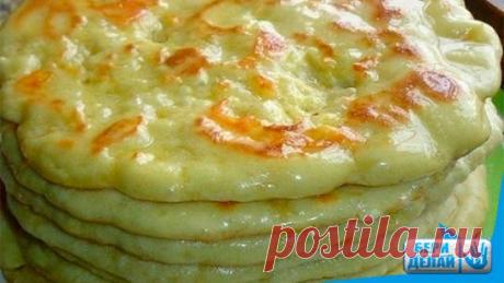 Ингредиенты:
 3 ст. пшеничной муки
1 ст. кефира
2 яйца
1 ч. л. соли
1 ч. л. сахара
0,5 ч. л. пищевой соды
1 ст. л. растительного масла
400 г сыра твердых сортов
50 г сливочного масла.
Приготовление:
 1. Добавь в стакан кефира одно яйцо, сахар, соль и растительное масло. Хорошо смешай.
2. Просей два стакана муки (один оставь для подсыпания), добавь соду, перемешай и высыпь в кефирную смесь.
3. Замешай тесто, при этом подсыпая понемногу муку до тех пор, пока оно