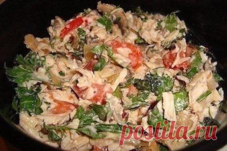 Салат "Искра счастья"
Ингредиенты:
Отварная куриная грудка – 2шт
Шампиньоны свежие -200 г
Лук репчатый – 1шт
Сыр – 100г
Помидор (сорт Сливка) – 3шт
Зелень (петрушка и кинза) – 1 пучок
Майонез
Соль по вкусу
