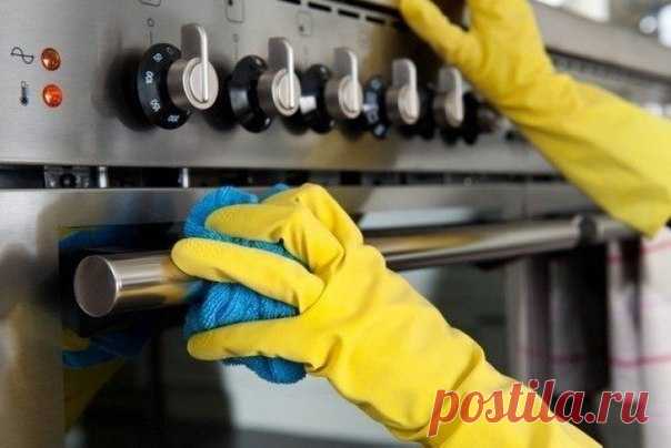 СПРЕЙ ДЛЯ ЧИСТКИ КУХОННЫХ ПОВЕРХНОСТЕЙ

Делается предельно просто и быстро. Использовать тоже просто.
Не бойтесь запаха уксуса – он практически не ощущается. Вот когда я чистила раковину одним уксусом – из кухни нужно было уходить. Здесь же ощущается аромат эфирных масел и все.

Что понадобится

Берем дистиллированную воду – 1 стакан. В принципе можно взять и обычную. С дистиллированной средство будет дольше храниться, но лично у меня оно надолго не задерживается, а потому...