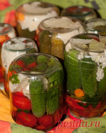 Консервированные огурцы с помидорами