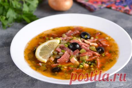 Солянка сборная мясная.


Самый простой рецепт солянки. Готовим потрясающе вкусную и ароматную солянку мясную сборную как в ресторане. Сначала варим брез – смесь из соленых огурцов, репчатого лука с добавлением томатного соуса и бульона. Затем добавляем в него копченые мясо, колбасу, вливаем бульон, дополняем маслинами и зеленью. Суп получается густым и очень-очень ароматным.