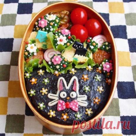 Красочные бэнто, созданные для мужа с любовью (17 фото) | Чёрт побери В последнее время креативно приготовленная и художественно оформленная еда достигла уникальной формы искусства. Одним из ценителей съедобного искусства, продолжающим вносить свой вклад в это вкусное направление, является пользовательница Instagram под ником kinakobun, создающая красочные бэнто. Kinakobun с любовью укладывает каждую порцию еды для своего мужа, отмечая, что на создание каждого бэнто уходит...