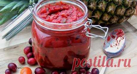 Соус из ананаса и клюквы к мясу великолепно оттеняет вкус мяса, а сочетание тропической сладости ананаса и клюквенной кислинки создает богатую вкусовую гамму.