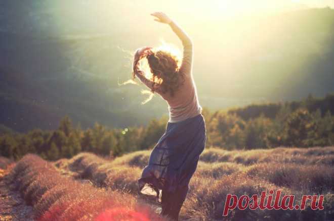 Что значит действовать экспрессивно?Вытяните руки вверх, просто для того, чтобы их вытянуть. Сделайте это прямо сейчас. А теперь сделайте это второй раз. Закройте глаза и представьте ощущение солнечного тепла и океанского бриза. Вы вытягиваете руки, чтобы получить все это. Вдыхайте океанский воздух и теплое солнце. Мысленный образ теплого солнца и свежего воздуха меняет ваше движение и опыт в целом. Чувствуете ли вы разницу между тем, как вы вытягивали руки вверх первый и второй раз?