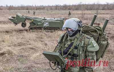 Роботы "в погонах": как наземные необитаемые аппараты применяются в СВО. Робототехнические платформы БР-1 и БРГ-1, используемые в зоне специальной военной операции (СВО) для минирования и медицинской эвакуации, получат искусственный интеллект (ИИ). Как сообщил ТАСС источник в оборонно-промышленном комплексе РФ, машинное зрение позволит им выполнять задачи самостоятельно. Рассказываем об истории отечественных боевых роботов и о том, какие машины несут службу в зоне СВО