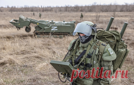 Роботы &quot;в погонах&quot;: как наземные необитаемые аппараты применяются в СВО. Робототехнические платформы БР-1 и БРГ-1, используемые в зоне специальной военной операции (СВО) для минирования и медицинской эвакуации, получат искусственный интеллект (ИИ). Как сообщил ТАСС источник в оборонно-промышленном комплексе РФ, машинное зрение позволит им выполнять задачи самостоятельно. Рассказываем об истории отечественных боевых роботов и о том, какие машины несут службу в зоне СВО