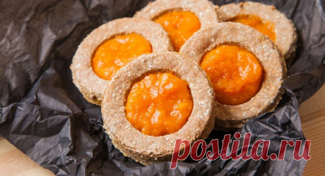 Полезное и вкусное печенье с курагой к чаю 
Ингредиенты: 
- хлопья овсяные - 60 гр. - мука ржаная - 80 гр. - вода - 180 мл. - мёд - 20 гр. - корица (молотая) - 1/2 ч. л. - курага - 50 гр. Приготовление: 
1. Курагу залить кипятком (50 мл.) и ос…