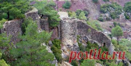 Սարվանդիքար բերդ
13-րդ դարի վերջին և 14-րդ դարի սկզբին Սարվանդիքարում իշխել են Կոստանդին Հեթումյանի եղբայրներ Օշինն ու Սմբատը։ 1337 թվականին Սարվանդիքարը զավթել է Մամլուքների սուլթանությունը, իսկ 16-րդ դարում՝ օսմանյան թուրքերը։ Բերդն ավերել են նվաճողները։