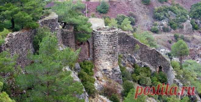 Սարվանդիքար բերդ
13-րդ դարի վերջին և 14-րդ դարի սկզբին Սարվանդիքարում իշխել են Կոստանդին Հեթումյանի եղբայրներ Օշինն ու Սմբատը։ 1337 թվականին Սարվանդիքարը զավթել է Մամլուքների սուլթանությունը, իսկ 16-րդ դարում՝ օսմանյան թուրքերը։ Բերդն ավերել են նվաճողները։