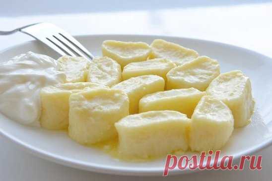 Ленивые вареники из творога. Получается так вкусно, как будто бабушка готовила!
Ленивые вареники из творога — это одно из блюд, которые многие любили в детстве и до сих пор обожают. Иногда их еще называют ленивыми галушками или галушками из творога.
По предлагаемому нами рецепту ленивые вареники из творога готовятся быстро, а вкус получается такой, как у десертов, хотя они содержат небольшое количество сахара.