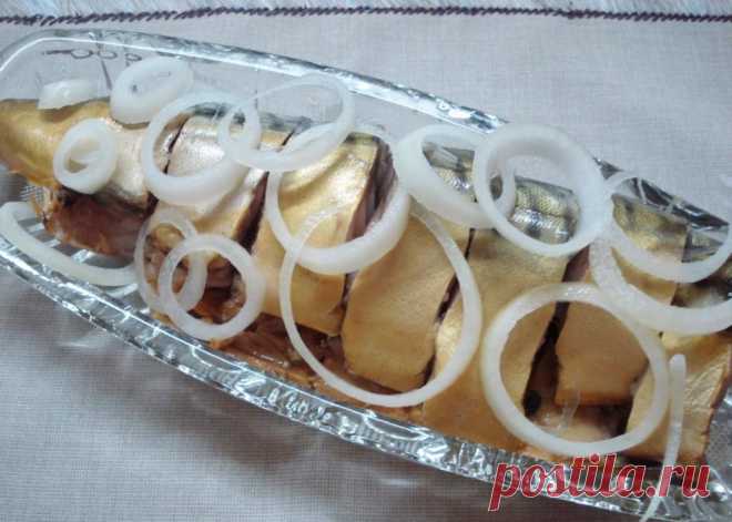 Сосед-рыбак научил меня мариновать скумбрию с копченым вкусом в простой бутылке