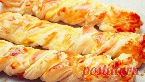 Слоеные косички с курицей и сыром
