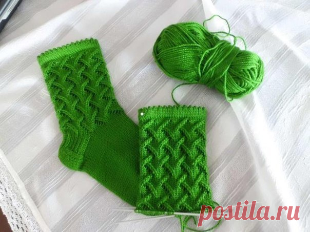 Запись на стене Красивый узор для носка 💚Набрать по 12 петель на каждую спицу.и дальше рисунком1ряд-3лиц,2 вм. лиц (за переднии стенки),накид,1лиц,2ряд-2лиц,2вм. лиц,нак,2лиц,3ряд-1лиц,2вм.лиц,нак,3лиц.4ряд-2 вм.лиц,нак,4лиц.5ряд-1лиц,нак,2вм.лиц протяжкой,3лиц.6ряд-2лиц,н..