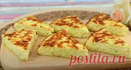 За Копейки! И Мяса Не Надо! Готовлю ВСЁ ЛЕТО! Самый Вкусный Рецепт из Кабачков!
Сегодня я поделюсь с вами находкой, которая стала для меня настоящим открытием. Этот рецепт я буду использовать постоянно, и вам советую попробовать. 

Ингредиенты:
 (d сковороды - 20 см; готовая запеканка весом 500 г)
 Кабачок - 180-250 г
 Яйца С1 или С0 - 2 шт
 Твердый сыр (сулугуни, брынза, творог) - 60 г
 Сметана или йогурт без добавок - 100 г
 Пшеничная мука - 50 г (2 ст.л с горкой) или 40...
