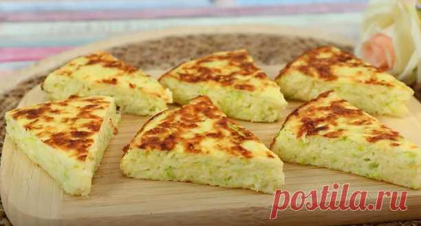 За Копейки! И Мяса Не Надо! Готовлю ВСЁ ЛЕТО! Самый Вкусный Рецепт из Кабачков!
Сегодня я поделюсь с вами находкой, которая стала для меня настоящим открытием. Этот рецепт я буду использовать постоянно, и вам советую попробовать. 

Ингредиенты:
 (d сковороды - 20 см; готовая запеканка весом 500 г)
 Кабачок - 180-250 г
 Яйца С1 или С0 - 2 шт
 Твердый сыр (сулугуни, брынза, творог) - 60 г
 Сметана или йогурт без добавок - 100 г
 Пшеничная мука - 50 г (2 ст.л с горкой) или 40...