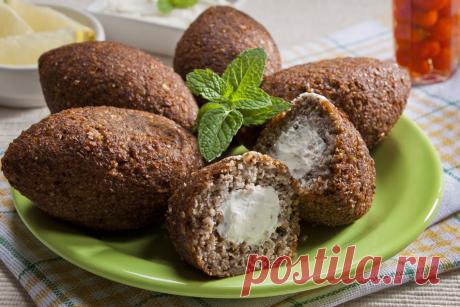 أقراص الكبة بحشوة اللبنة إليك سيدتي طريقة عمل الكبة بالصور والخطوات. وصفة مميزة جداً لتحضير كبة محشوة لبنة، نوع من المقبلات يمكنك تقديمه على سفرتك في كافة المناسبات.